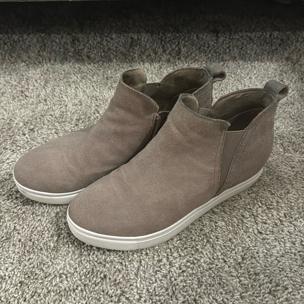 Blondo waterproof wedge sneakers. Light grey. Women's size 6